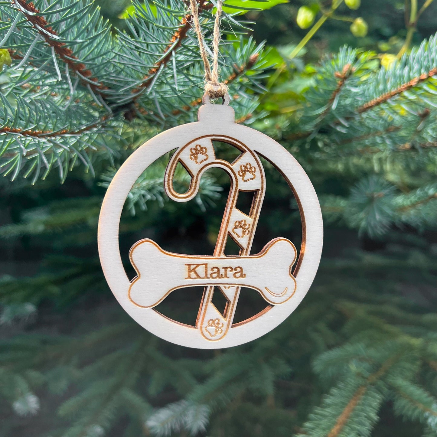 Weihnachtsbaumkugel aus Holz - ausgeschnittene Namen - Lasergraviert