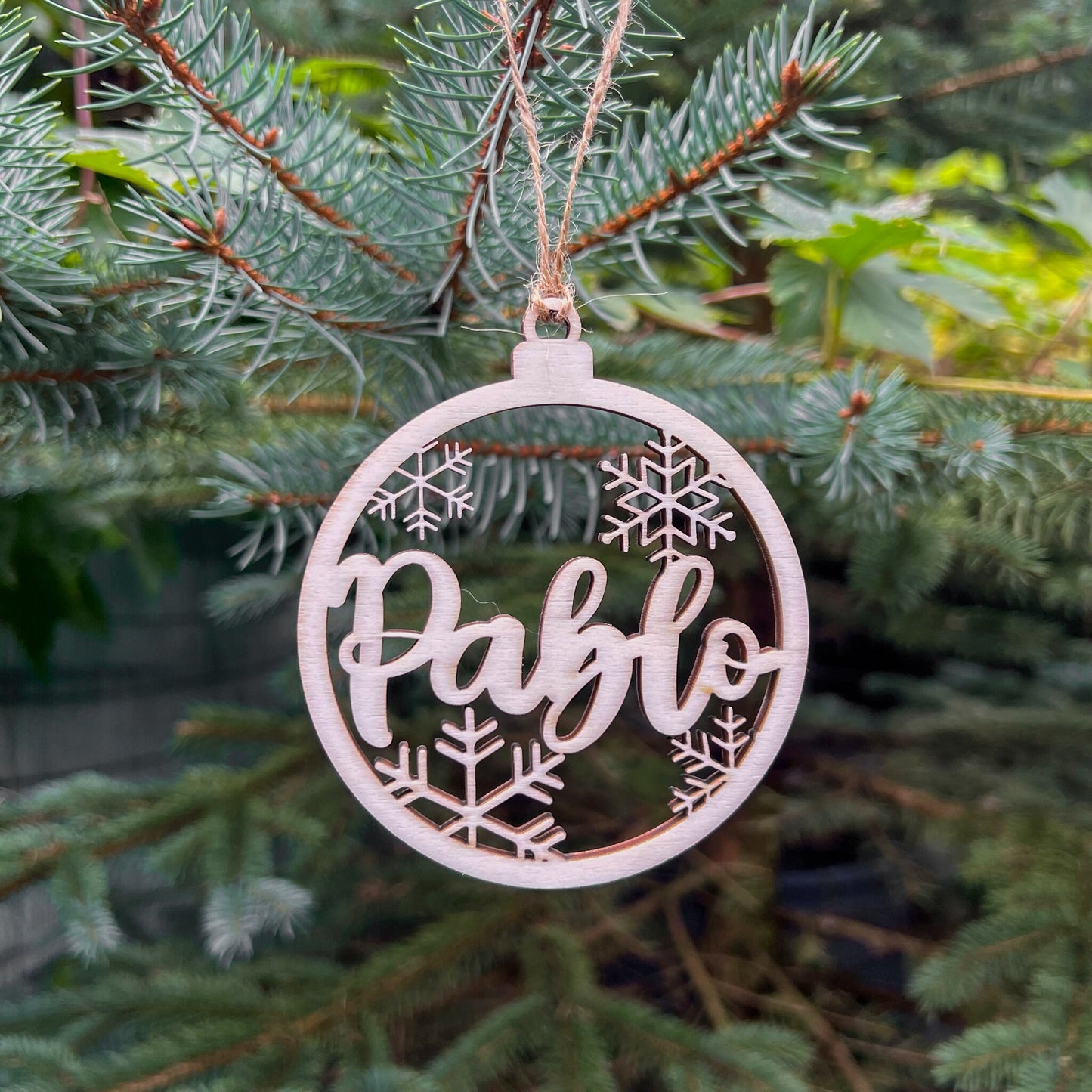 Weihnachtsbaumkugel aus Holz - ausgeschnittene Namen - Lasergraviert