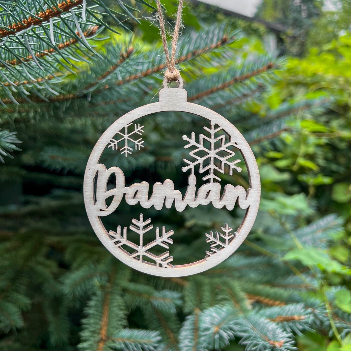 Weihnachtsbaumkugel aus Holz - ausgeschnittene Namen - Lasergraviert