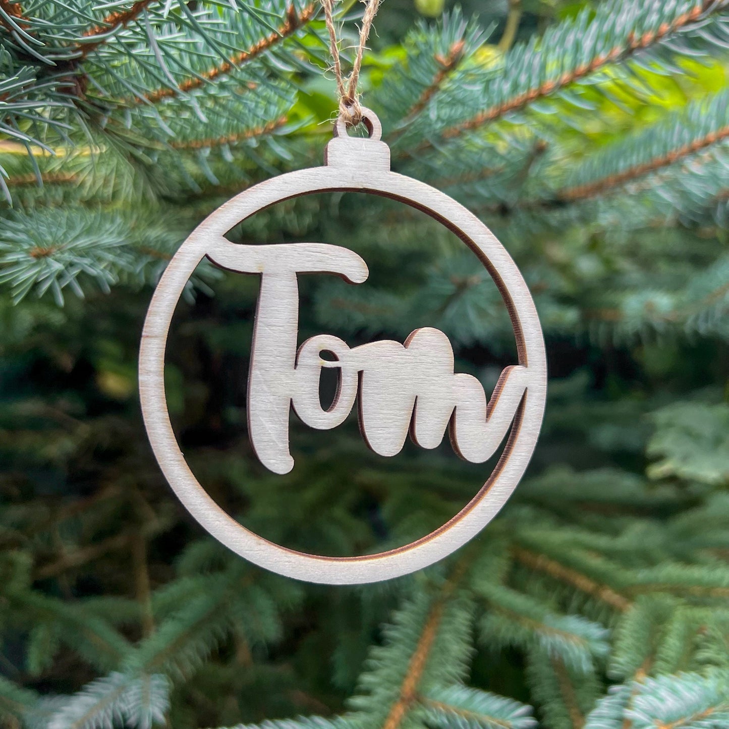 Weihnachtsbaumkugel aus Holz - ausgeschnittene Namen - Lasergraviert