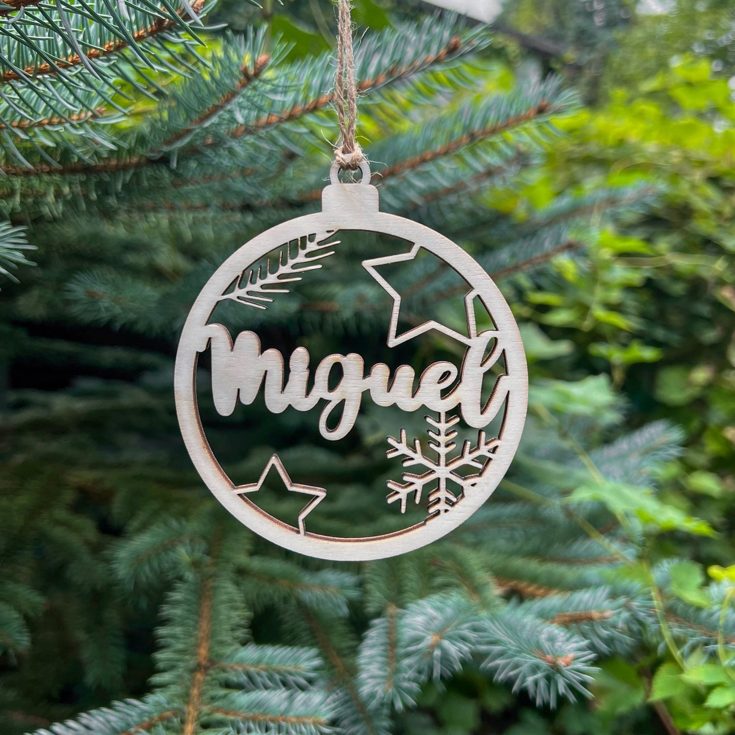 Weihnachtsbaumkugel aus Holz - ausgeschnittene Namen - Lasergraviert