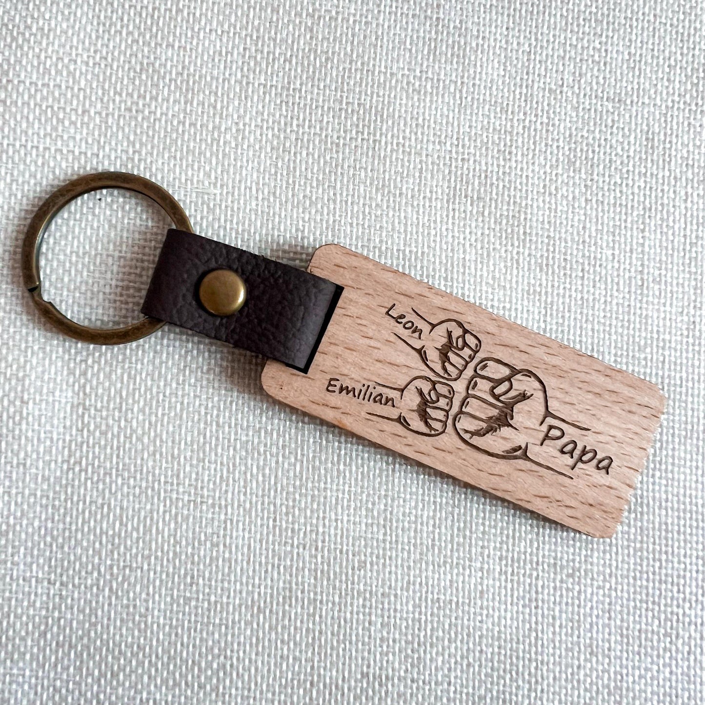 Schlüsselanhänger zum Vatertag für Papa aus Holz - Personalisiert mit Name oder Wunschtext - Bester Papa - Schlüsselanhänger für Opa - Laser