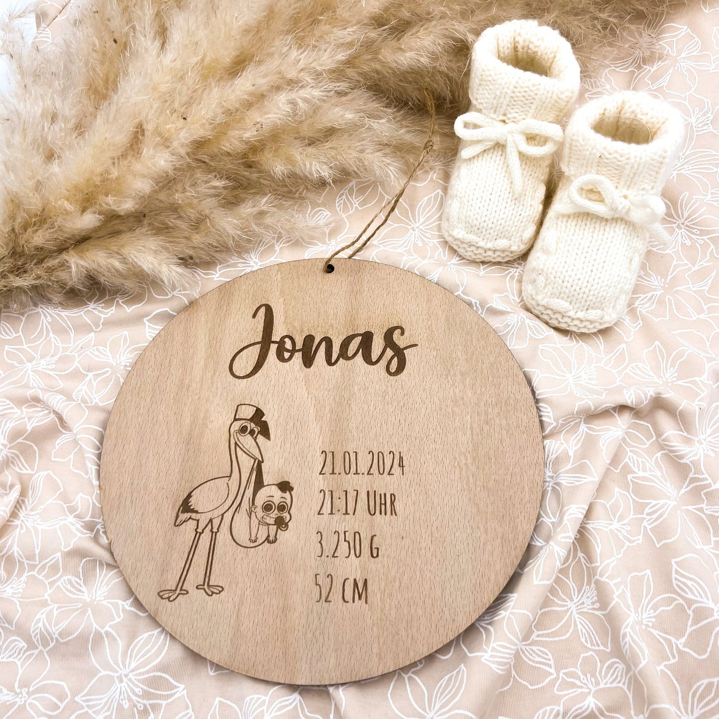 Personalisiertes Geburtsschild aus Holz  Name und Geburtsdaten  Geschenk zu Geburt - Motiv Storch Junge Buche