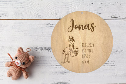 Personalisiertes Geburtsschild aus Holz  Name und Geburtsdaten  Geschenk zu Geburt - Motiv Storch Junge Buche