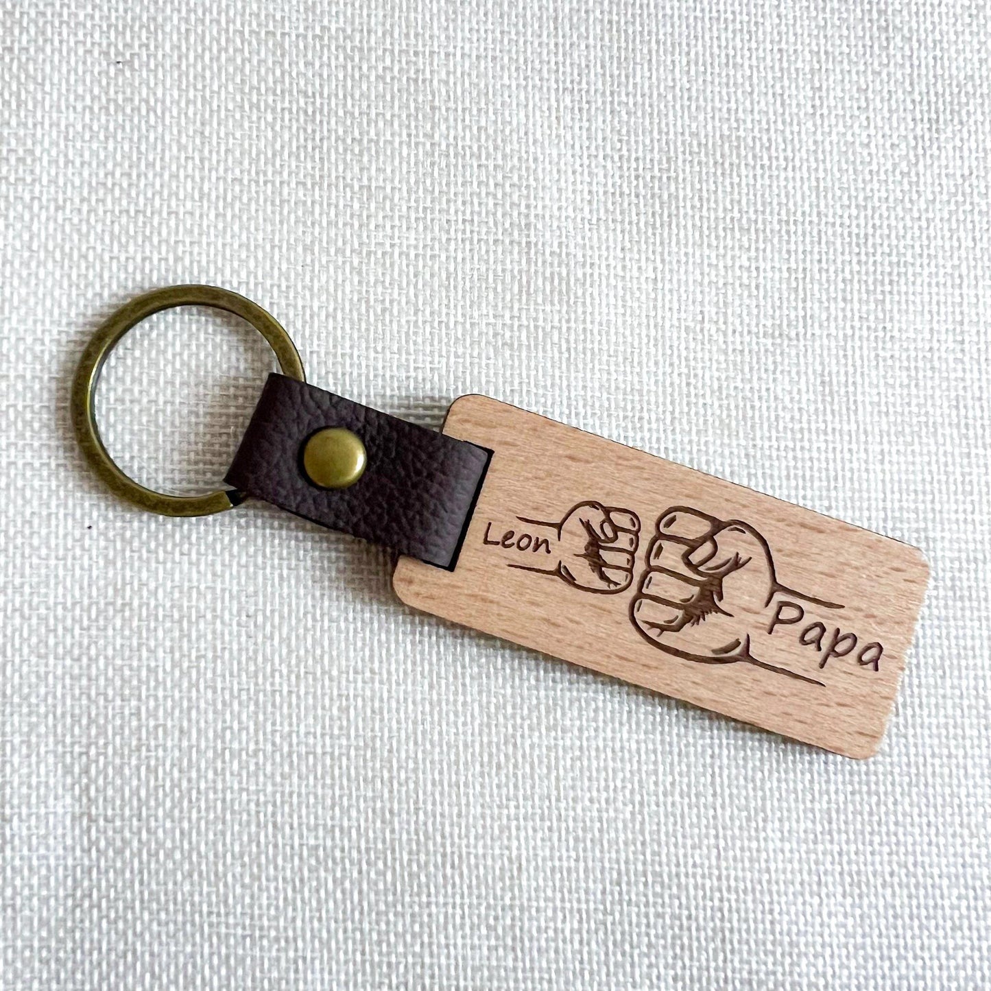 Schlüsselanhänger zum Vatertag für Papa aus Holz - Personalisiert mit Name oder Wunschtext - Bester Papa - Schlüsselanhänger für Opa - Laser