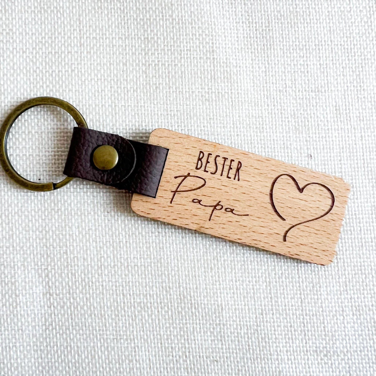 Schlüsselanhänger zum Vatertag für Papa aus Holz - Personalisiert mit Name oder Wunschtext - Bester Papa - Schlüsselanhänger für Opa - Laser