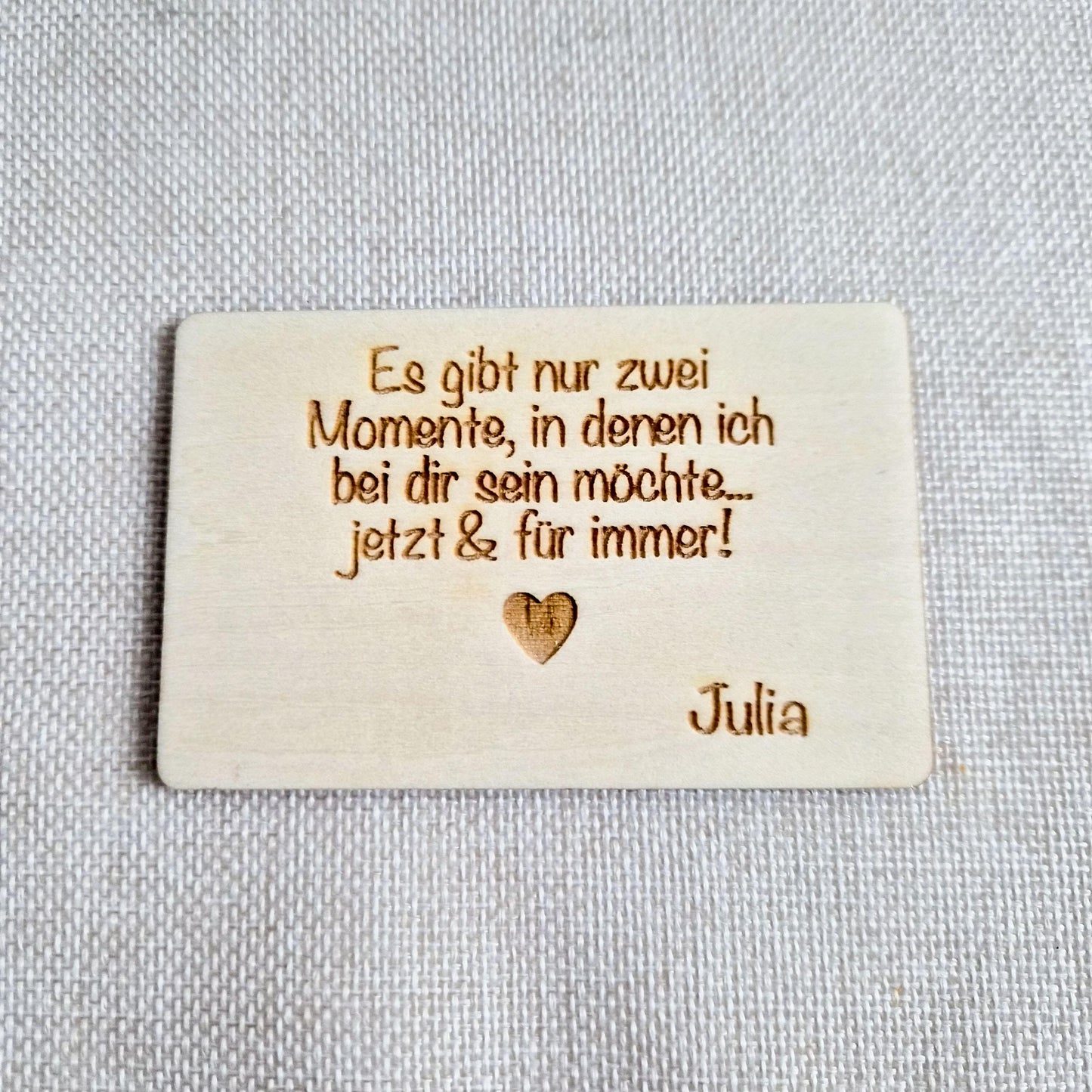 Personalisierte Foto Holzkarte im Checkkartenformat  3D Cartoon Stil  Lindenholz mit Wunschtext & Umschlag