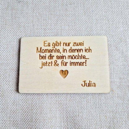 Personalisierte Foto Holzkarte im Checkkartenformat  3D Cartoon Stil  Lindenholz mit Wunschtext & Umschlag