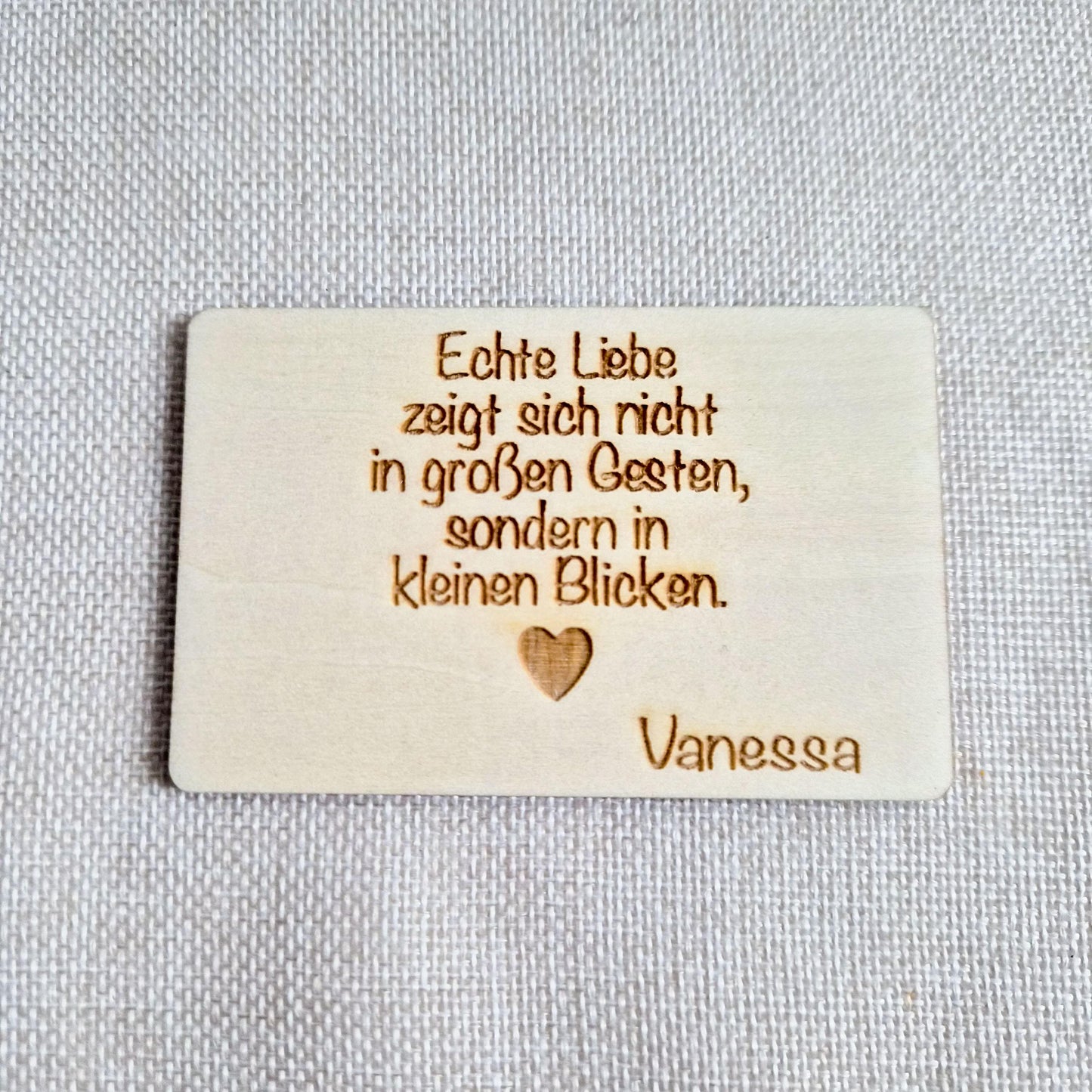Personalisierte Foto Holzkarte im Checkkartenformat  3D Cartoon Stil  Lindenholz mit Wunschtext & Umschlag