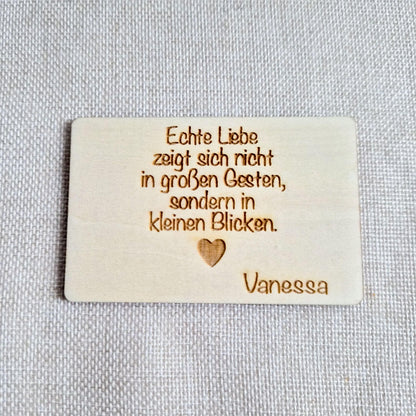 Personalisierte Foto Holzkarte im Checkkartenformat  3D Cartoon Stil  Lindenholz mit Wunschtext & Umschlag