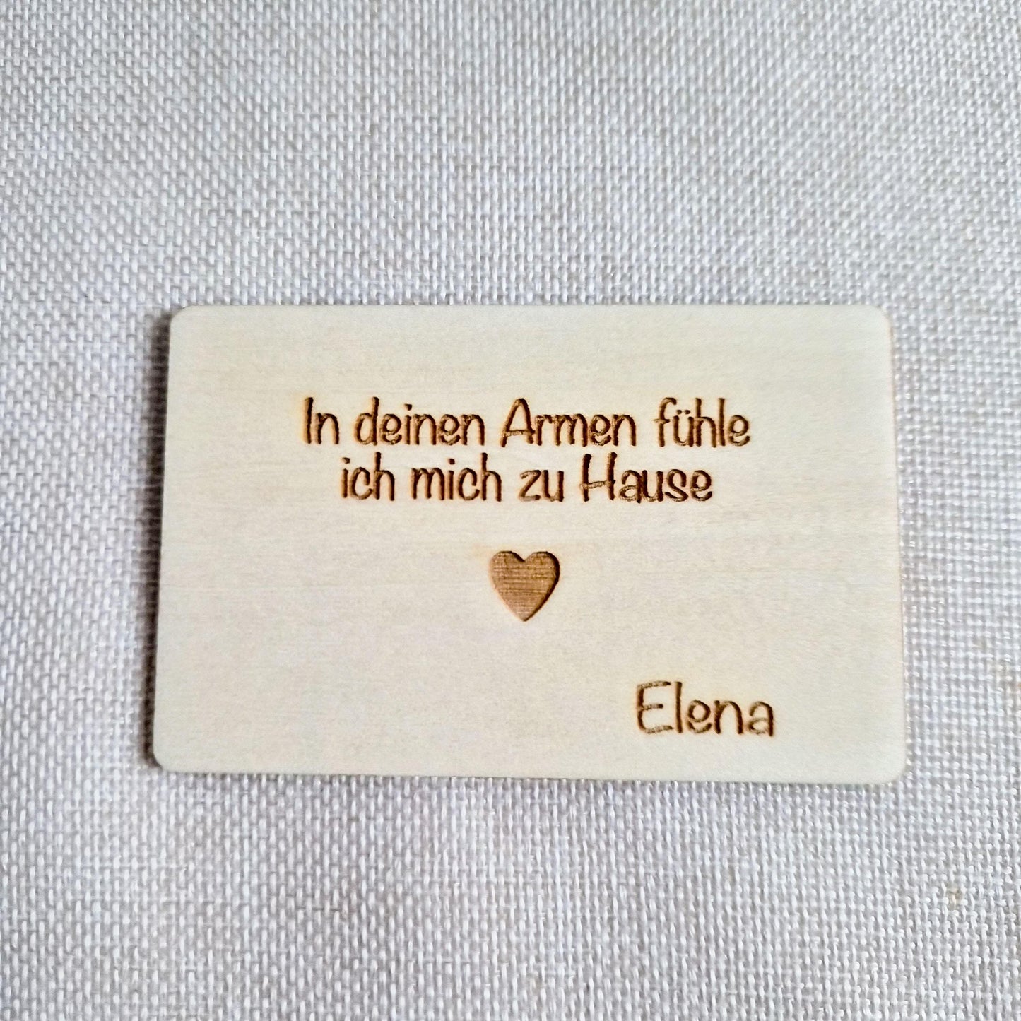Personalisierte Foto Holzkarte im Checkkartenformat  3D Cartoon Stil  Lindenholz mit Wunschtext & Umschlag